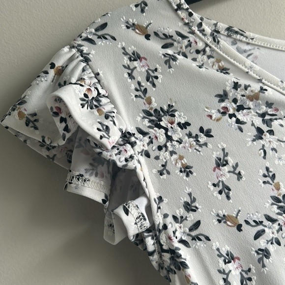 Women's Cap Sleeve Floral Top, Grey, Size Small, Flowy, NWT - Picture 4 of 7